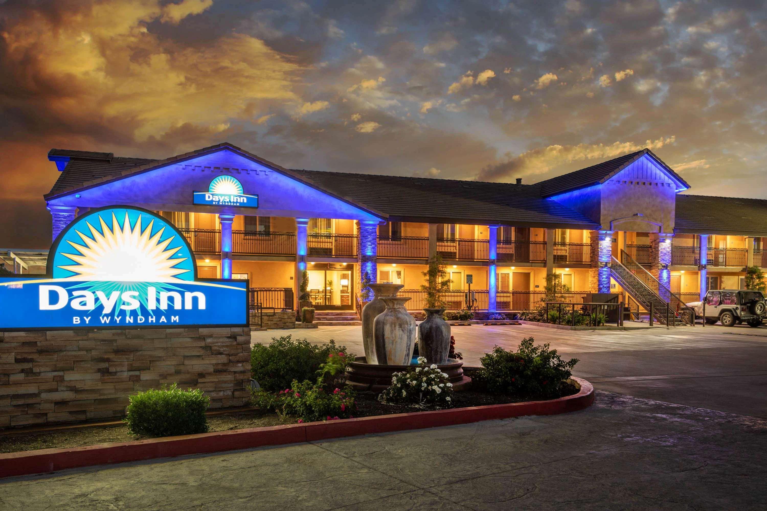 Days Inn By Wyndham Galt - Elk Grove South Exterior foto