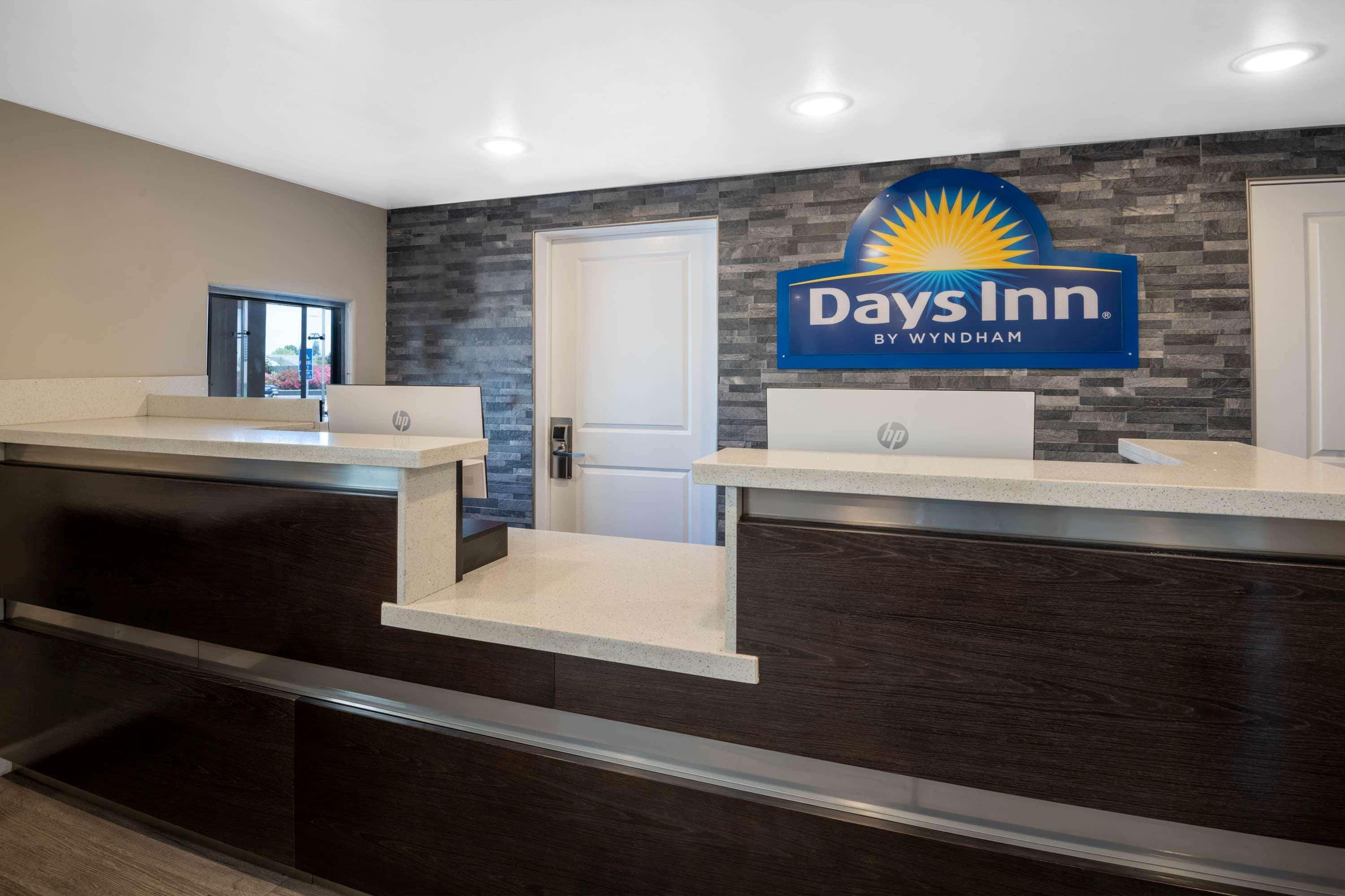 Days Inn By Wyndham Galt - Elk Grove South Exterior foto