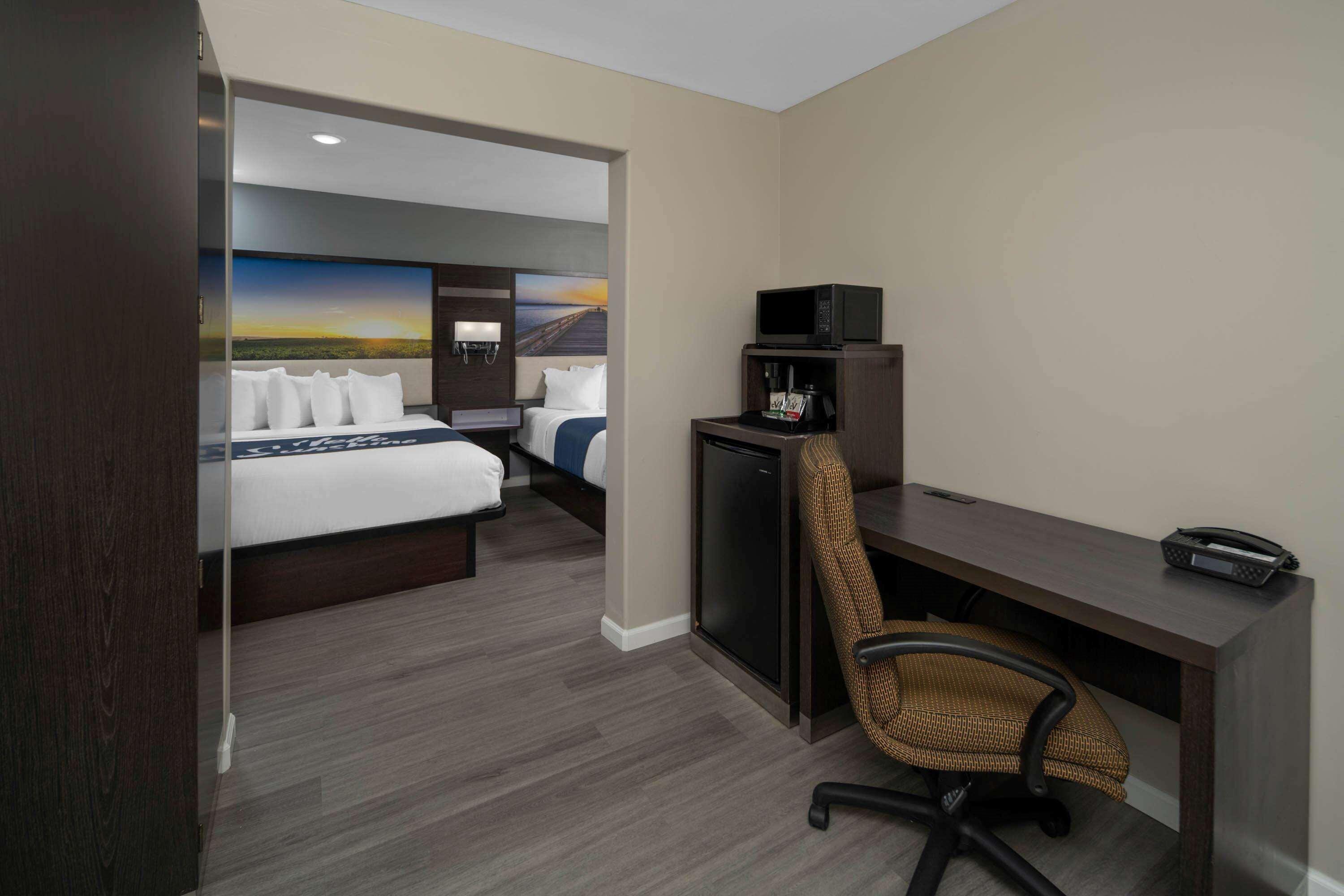 Days Inn By Wyndham Galt - Elk Grove South Exterior foto